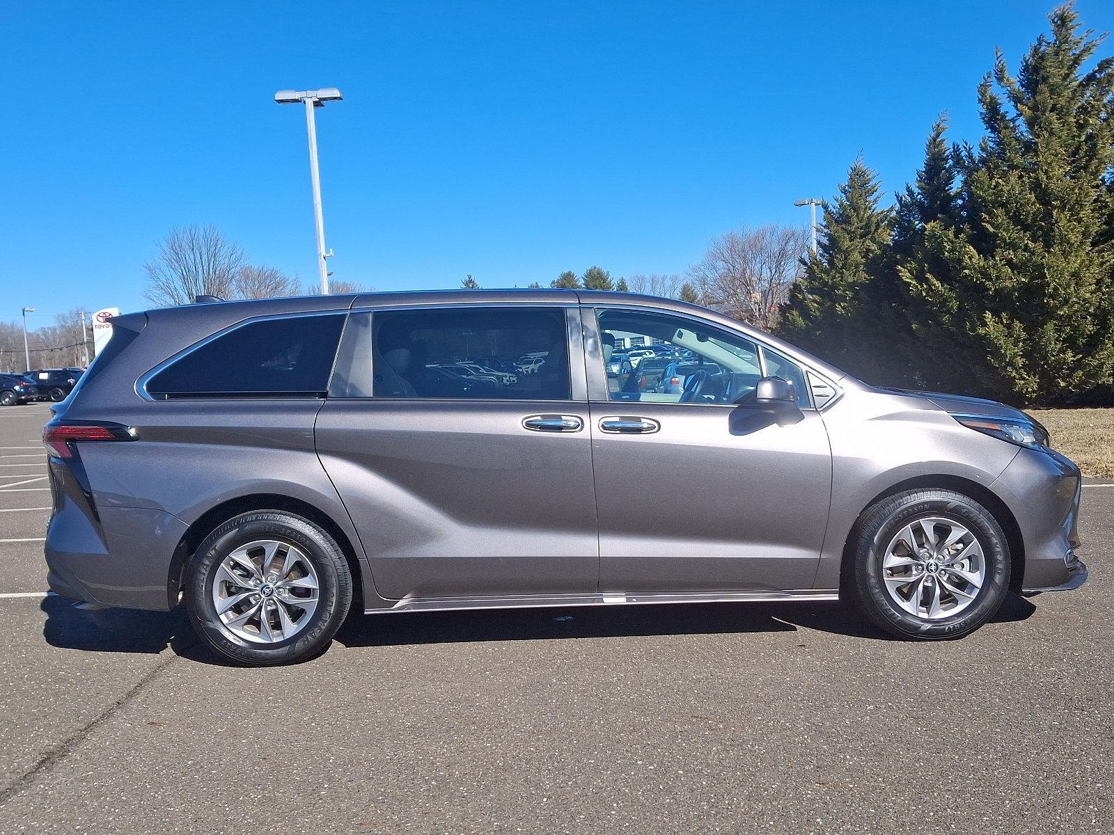 2022 Toyota Sienna Vehicle Photo in Trevose, PA 19053