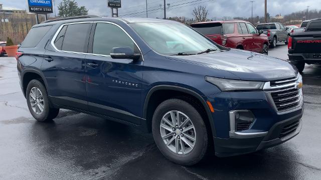 2022 Chevrolet Traverse Vehicle Photo in MOON TOWNSHIP, PA 15108-2571