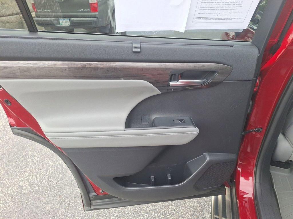 2020 Toyota Highlander Vehicle Photo in Marion, IA 52302