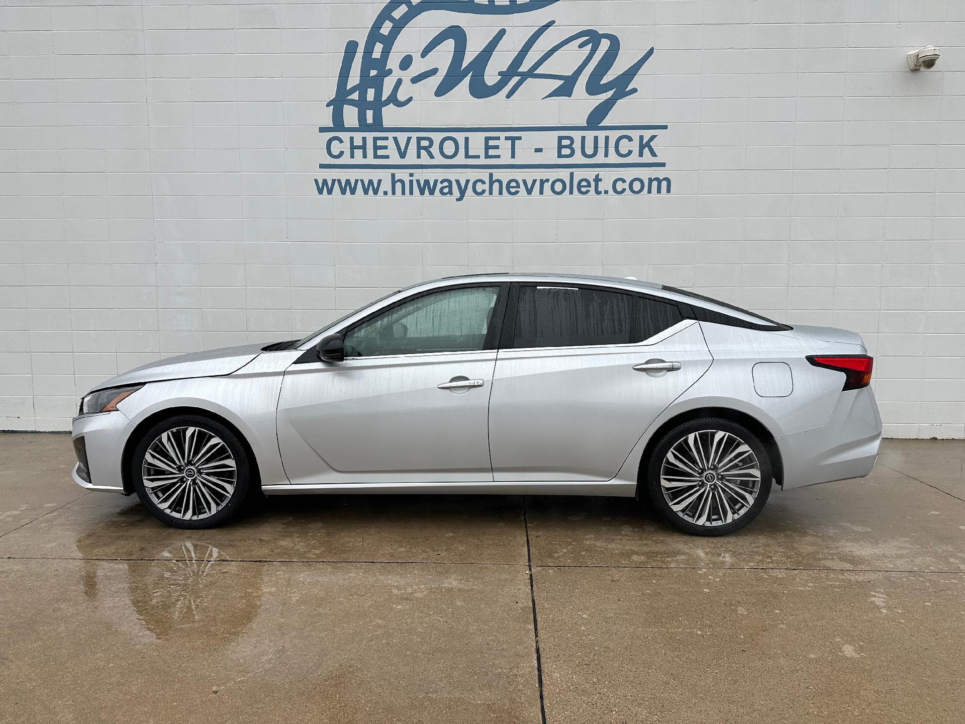 Brilliant Silver Metallic 2023 Nissan Altima 2.5 SL FWD Sedan Front-Wheel Drive Continuously Variable Transmission