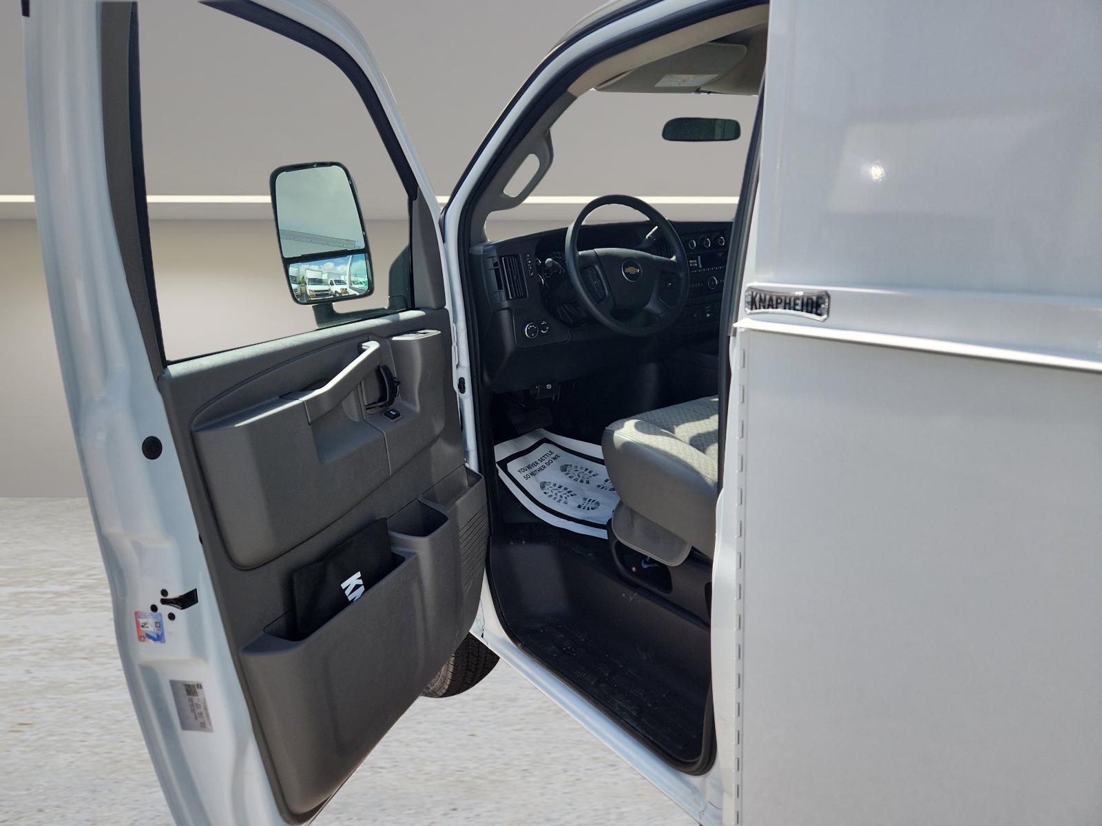 2025 Chevrolet Express Cutaway 3500 Vehicle Photo in GEORGETOWN, TX 78626-7508
