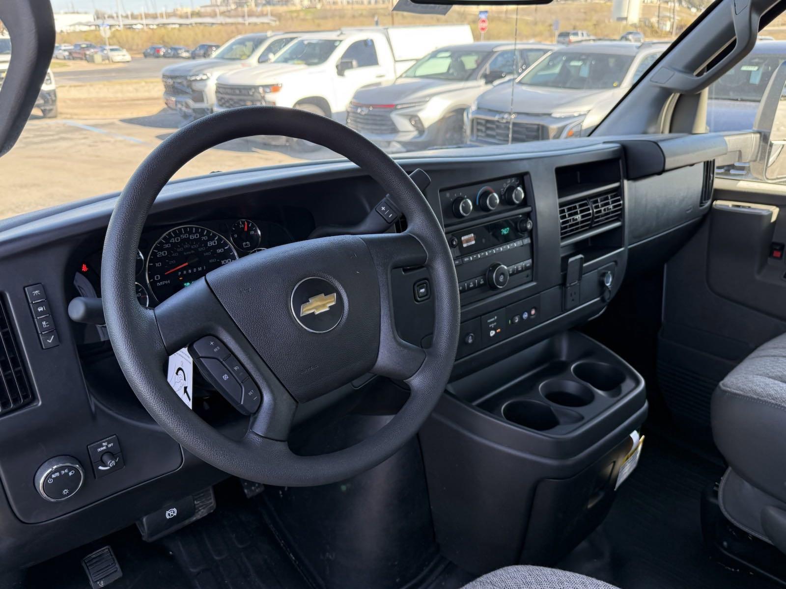2024 Chevrolet Express Cutaway 3500 Vehicle Photo in GEORGETOWN, TX 78626-7508