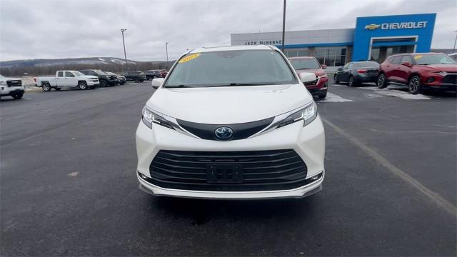 2021 Toyota Sienna Vehicle Photo in TULLY, NY 13159-3159