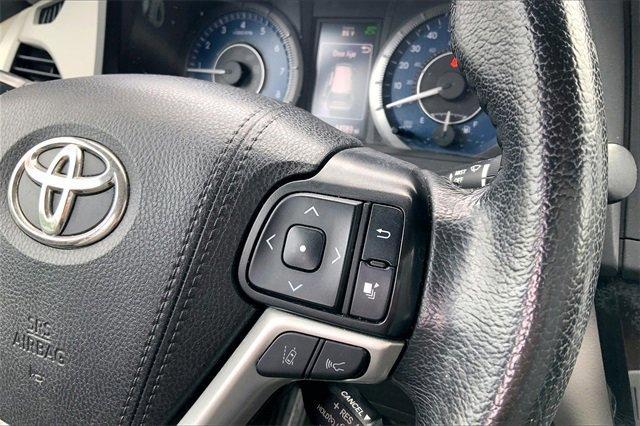 2020 Toyota Sienna Vehicle Photo in KANSAS CITY, MO 64114-4502
