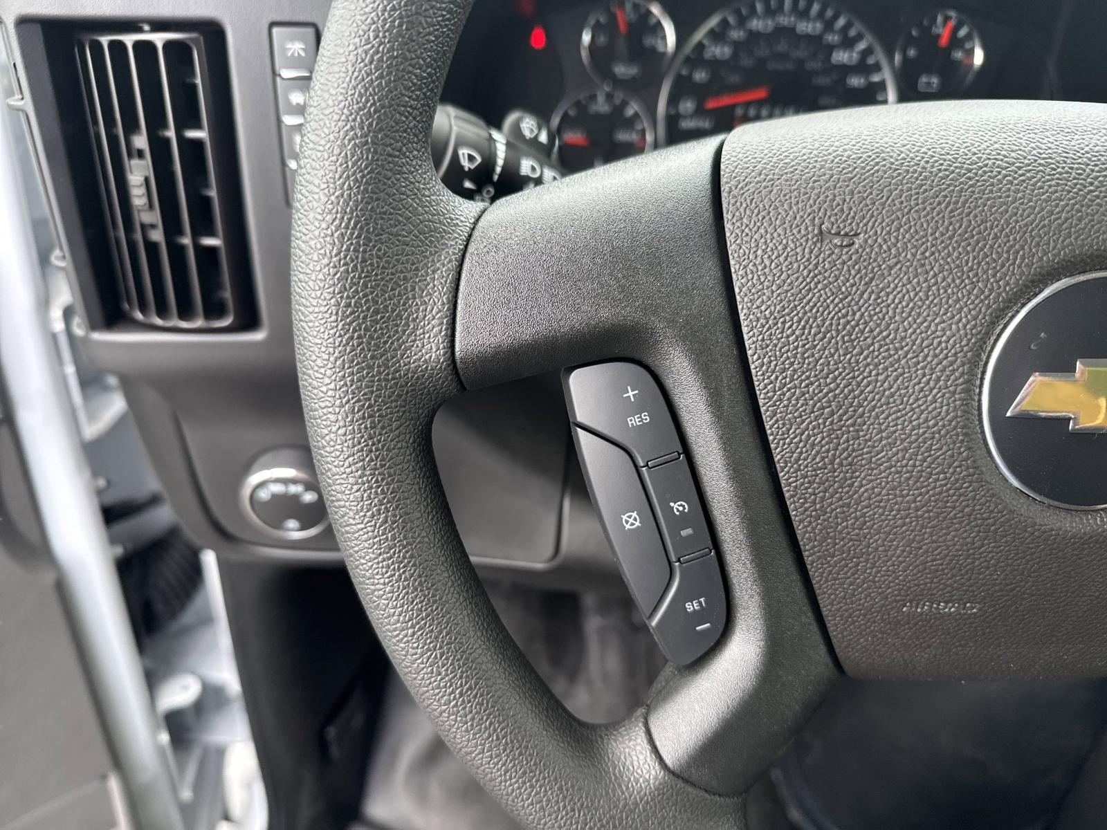 2025 Chevrolet Express Cutaway 3500 Vehicle Photo in GEORGETOWN, TX 78626-7508