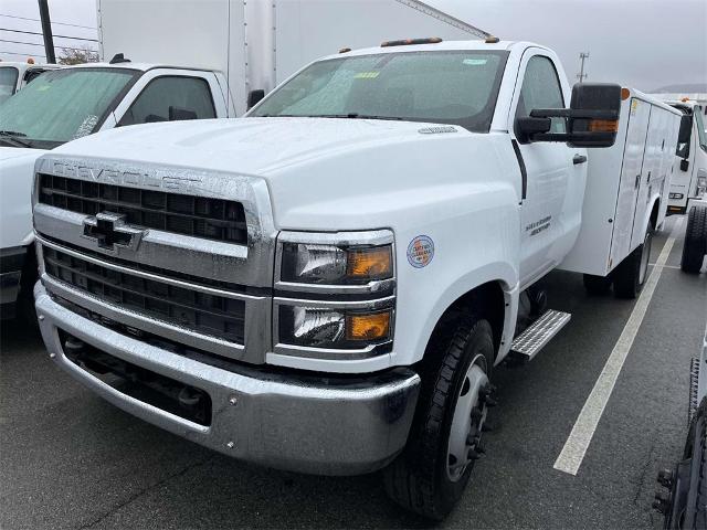 2024 Chevrolet Silverado 4500 HD Vehicle Photo in ALCOA, TN 37701-3235