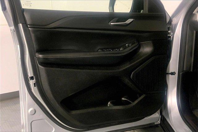 2023 Jeep Grand Cherokee L Vehicle Photo in KANSAS CITY, MO 64114-4502