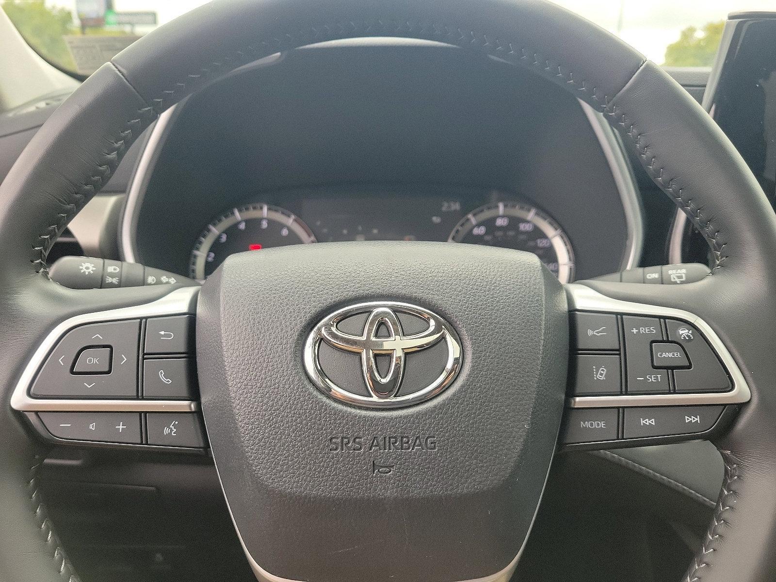 2023 Toyota Highlander Vehicle Photo in Trevose, PA 19053
