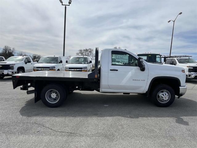 2025 Chevrolet Silverado 3500 HD Chassis Cab Vehicle Photo in ALCOA, TN 37701-3235