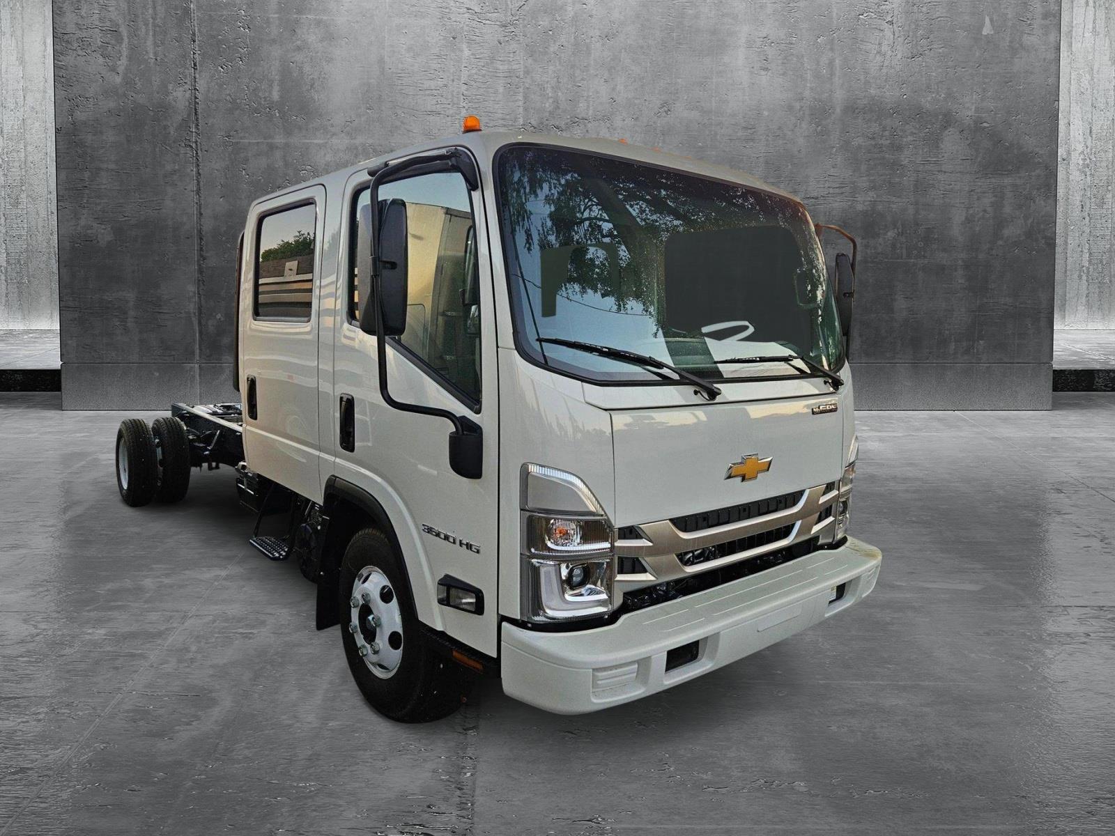 2025 Chevrolet Low Cab Forward 3500 Vehicle Photo in GREENACRES, FL 33463-3207