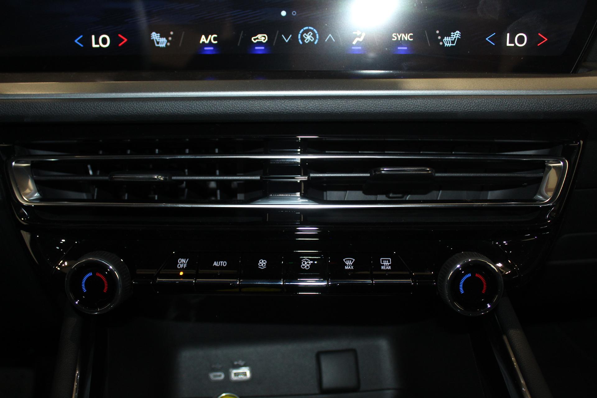 2025 Chevrolet Traverse Vehicle Photo in NORTHAMPTON, MA 01060-1120