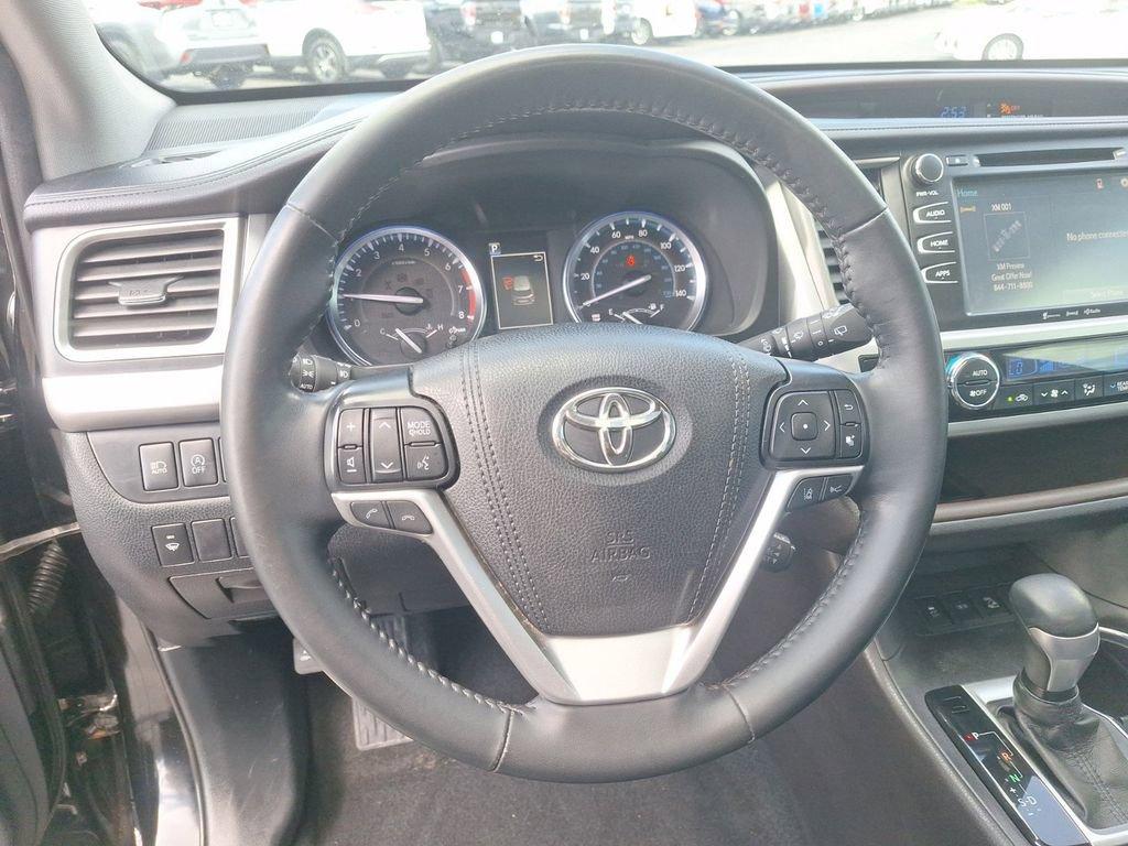 2019 Toyota Highlander Vehicle Photo in Marion, IA 52302