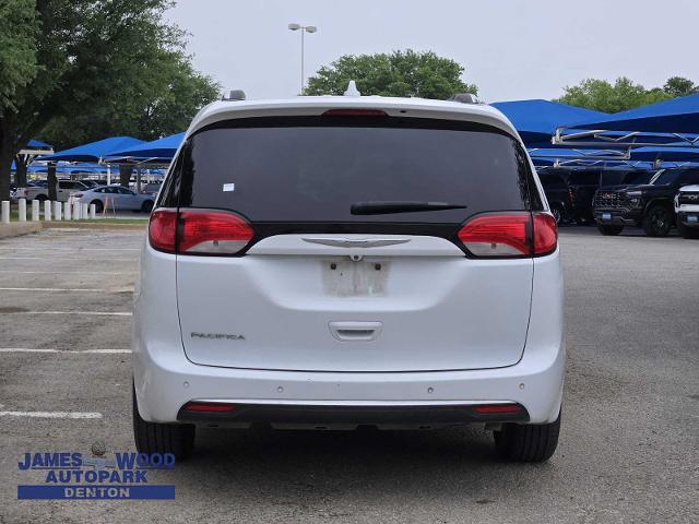2017 Chrysler Pacifica Vehicle Photo in DENTON, TX 76210-9321