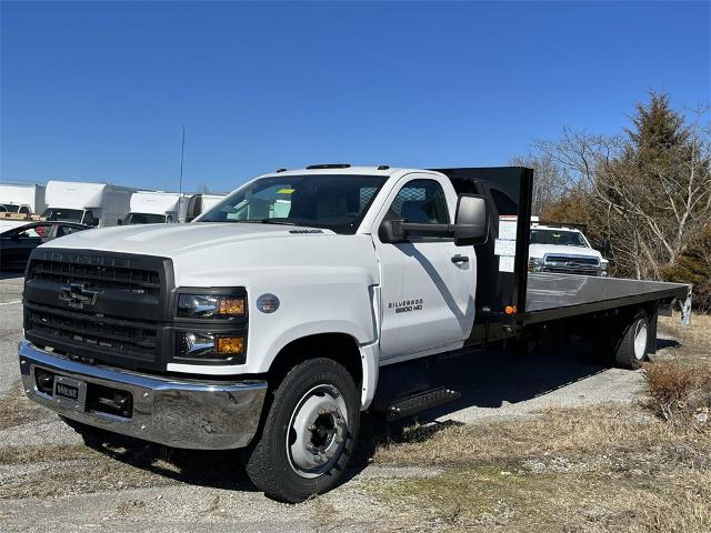 2023 Chevrolet Silverado 6500 HD Vehicle Photo in ALCOA, TN 37701-3235