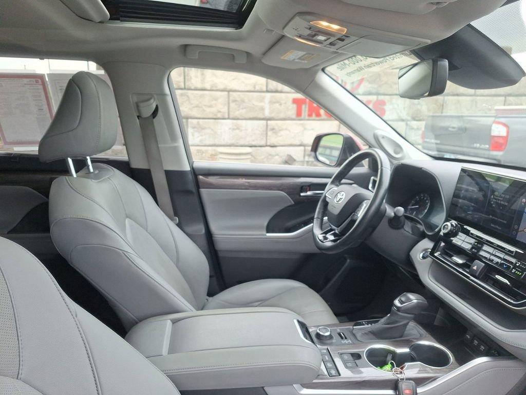 2020 Toyota Highlander Vehicle Photo in Marion, IA 52302