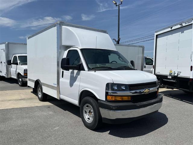 2024 Chevrolet Express Cutaway 3500 Vehicle Photo in ALCOA, TN 37701-3235