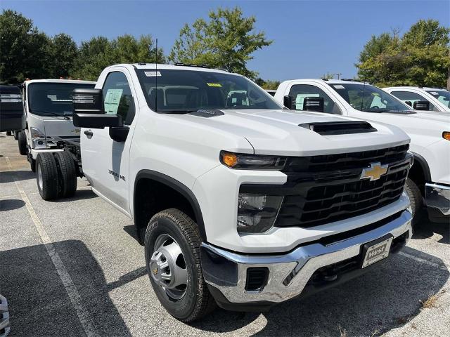 2024 Chevrolet Silverado 3500 HD Chassis Cab Vehicle Photo in ALCOA, TN 37701-3235