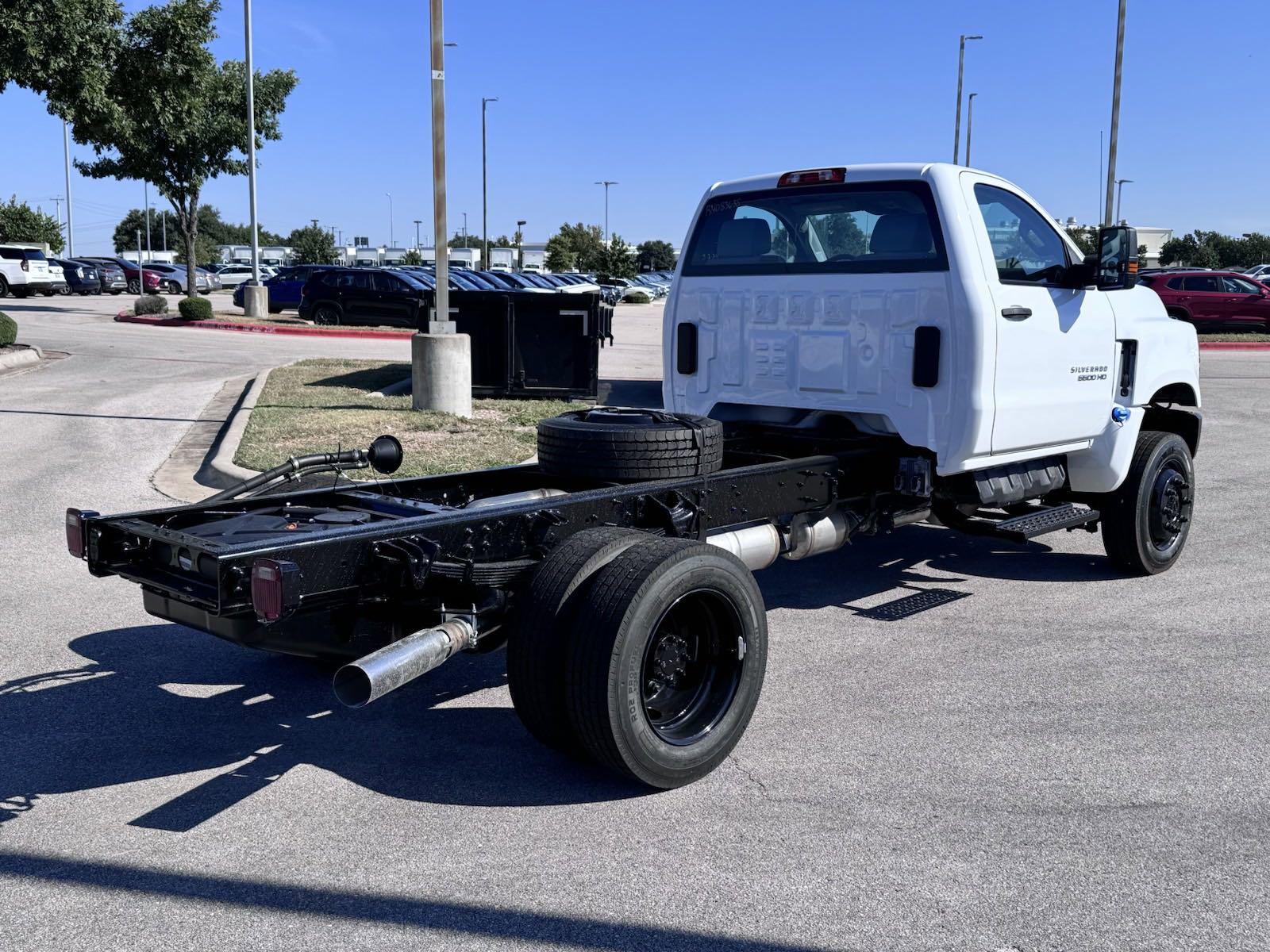 2024 Chevrolet Silverado 6500 HD Vehicle Photo in GEORGETOWN, TX 78626-7508