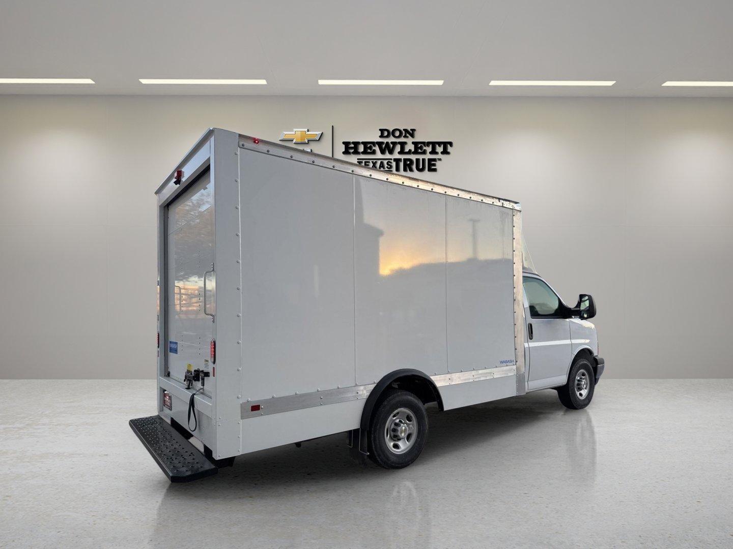 2024 Chevrolet Express Cutaway 3500 Vehicle Photo in GEORGETOWN, TX 78626-7508