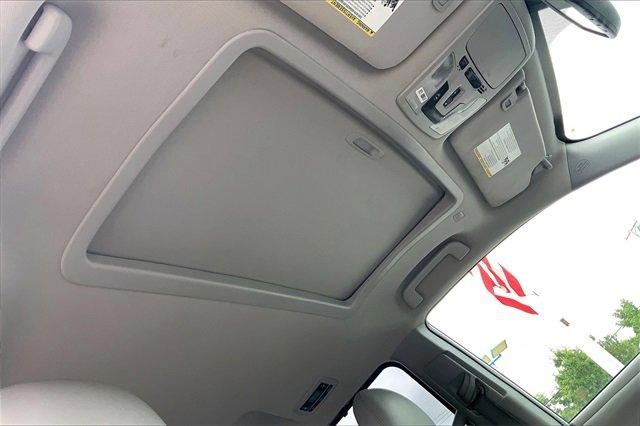 2020 Toyota Sienna Vehicle Photo in KANSAS CITY, MO 64114-4502