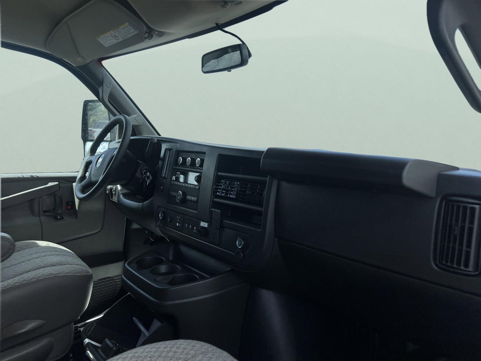 2025 Chevrolet Express Cutaway 3500 Vehicle Photo in GEORGETOWN, TX 78626-7508