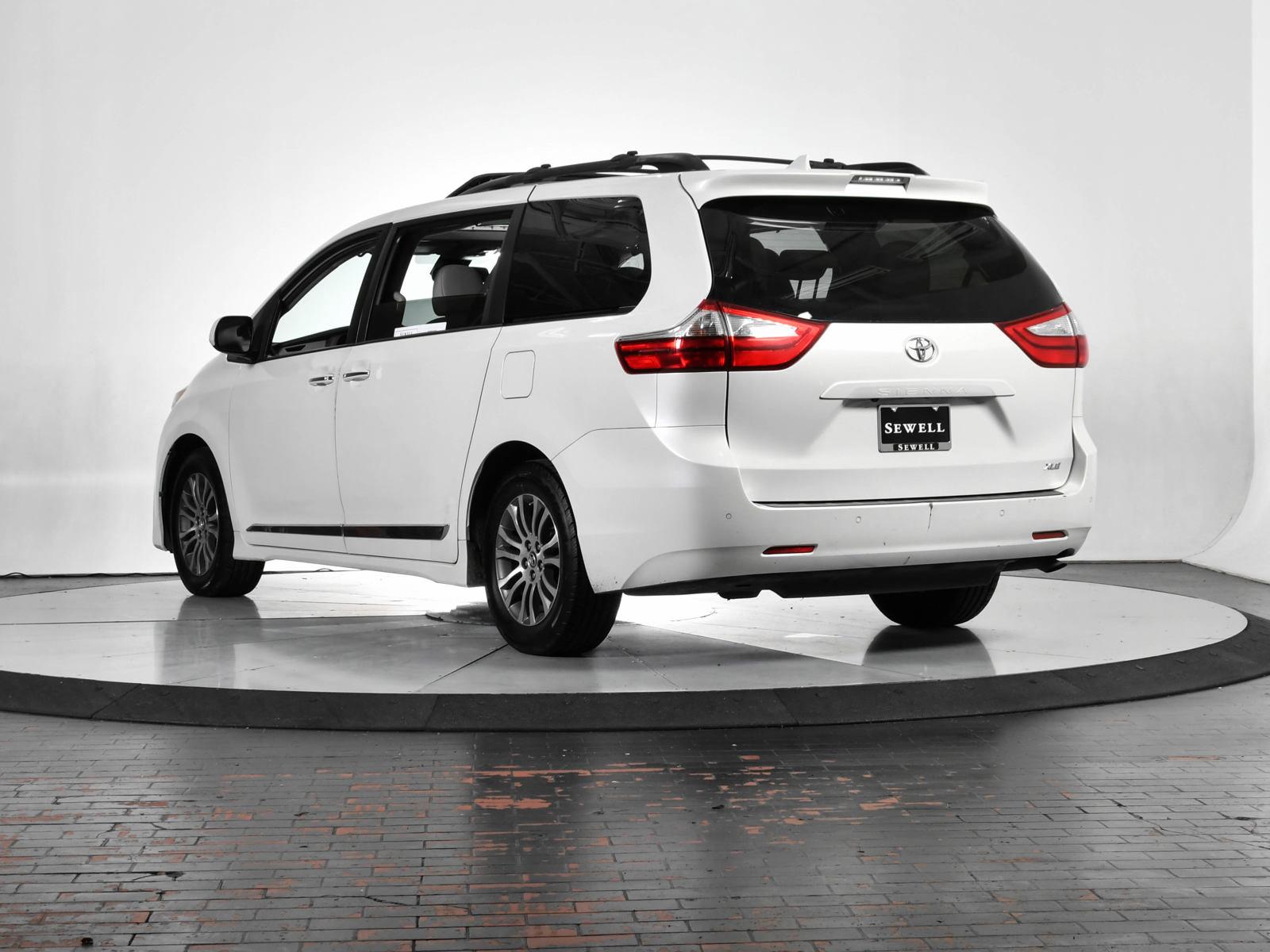 2019 Toyota Sienna Vehicle Photo in DALLAS, TX 75235