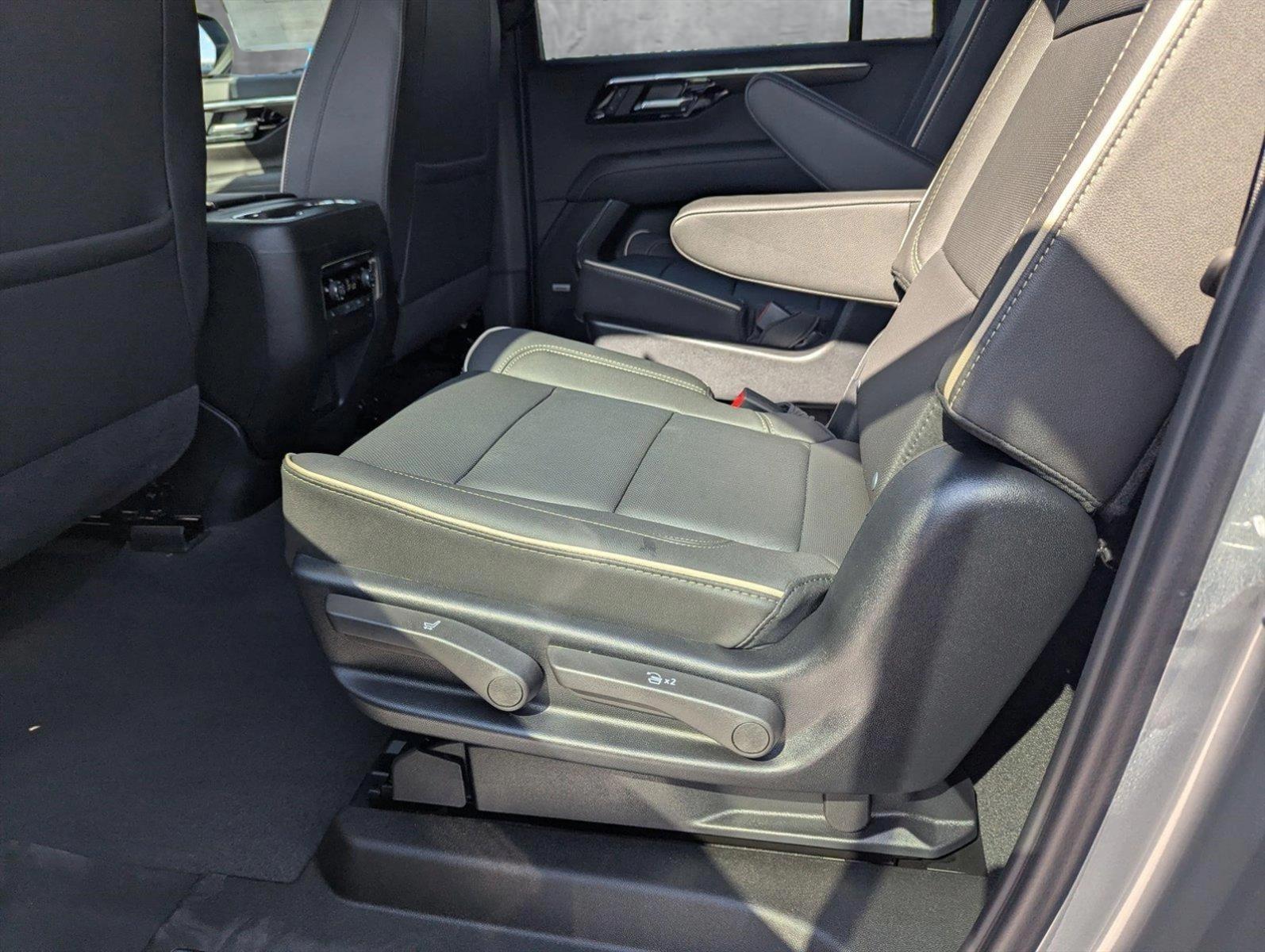 2025 Chevrolet Suburban Vehicle Photo in GREENACRES, FL 33463-3207