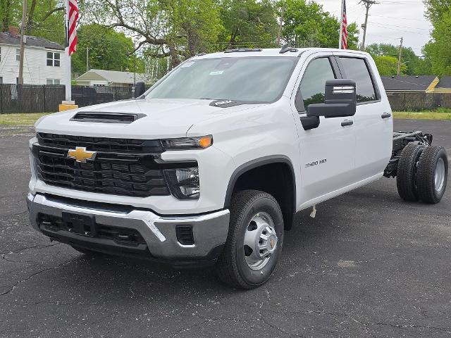 2025 Chevrolet Silverado 3500 HD Chassis Cab Vehicle Photo in INDEPENDENCE, MO 64055-1314