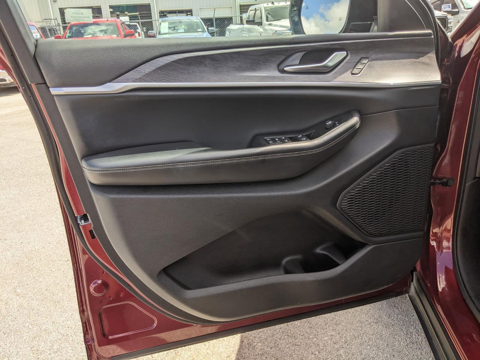 2023 Jeep Grand Cherokee L Vehicle Photo in Seguin, TX 78155