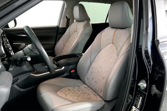 2023 Toyota Highlander Vehicle Photo in Lees Summit, MO 64086