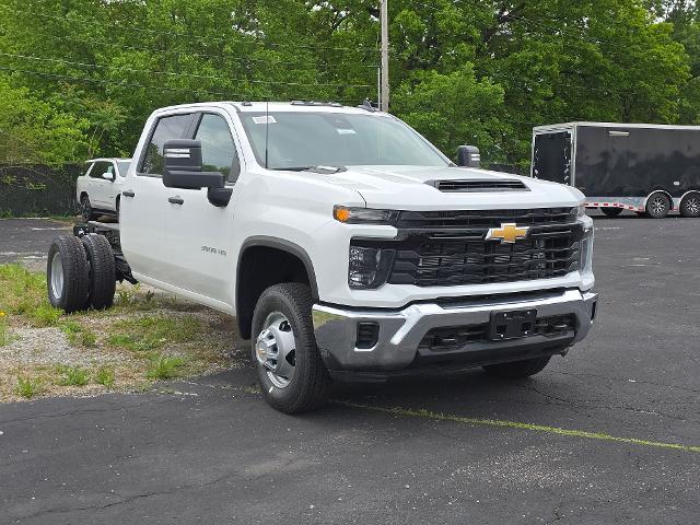 2025 Chevrolet Silverado 3500 HD CC Vehicle Photo in INDEPENDENCE, MO 64055-1314