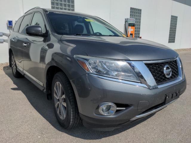 2015 Nissan Pathfinder Vehicle Photo in Green Bay, WI 54304