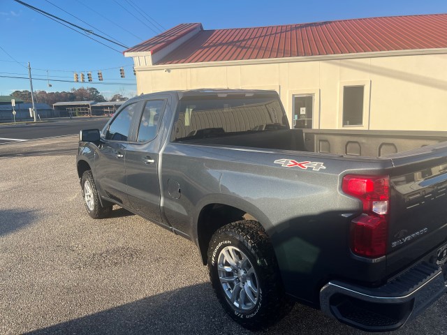 2020 Chevrolet Silverado 1500 LT photo 2