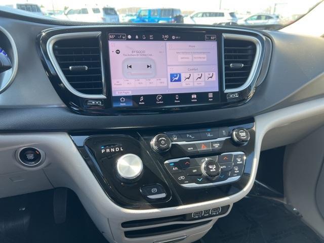 2023 Chrysler Pacifica Vehicle Photo in GREEN BAY, WI 54304-5303