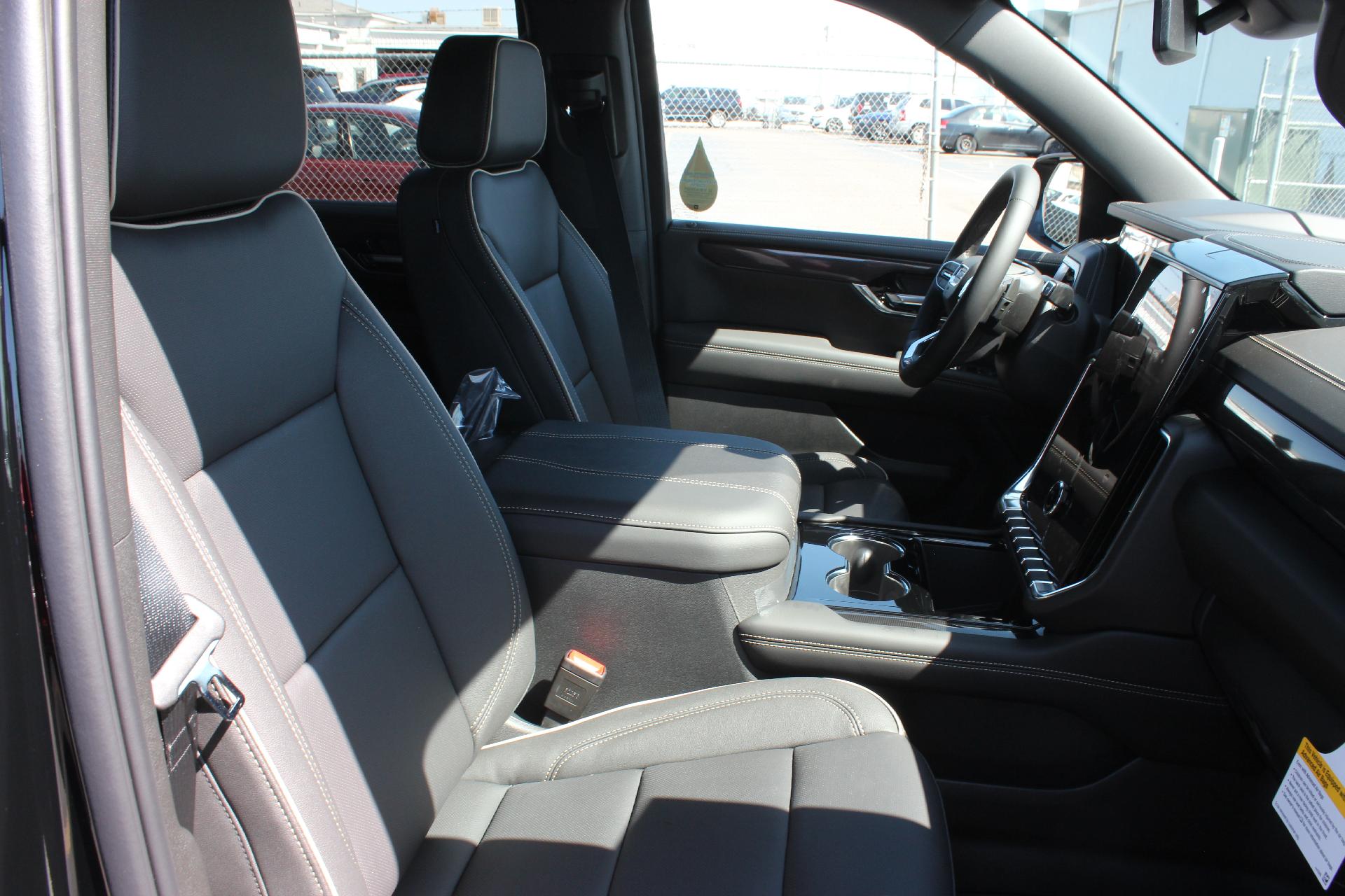 2025 GMC Yukon XL Vehicle Photo in AURORA, CO 80012-4011