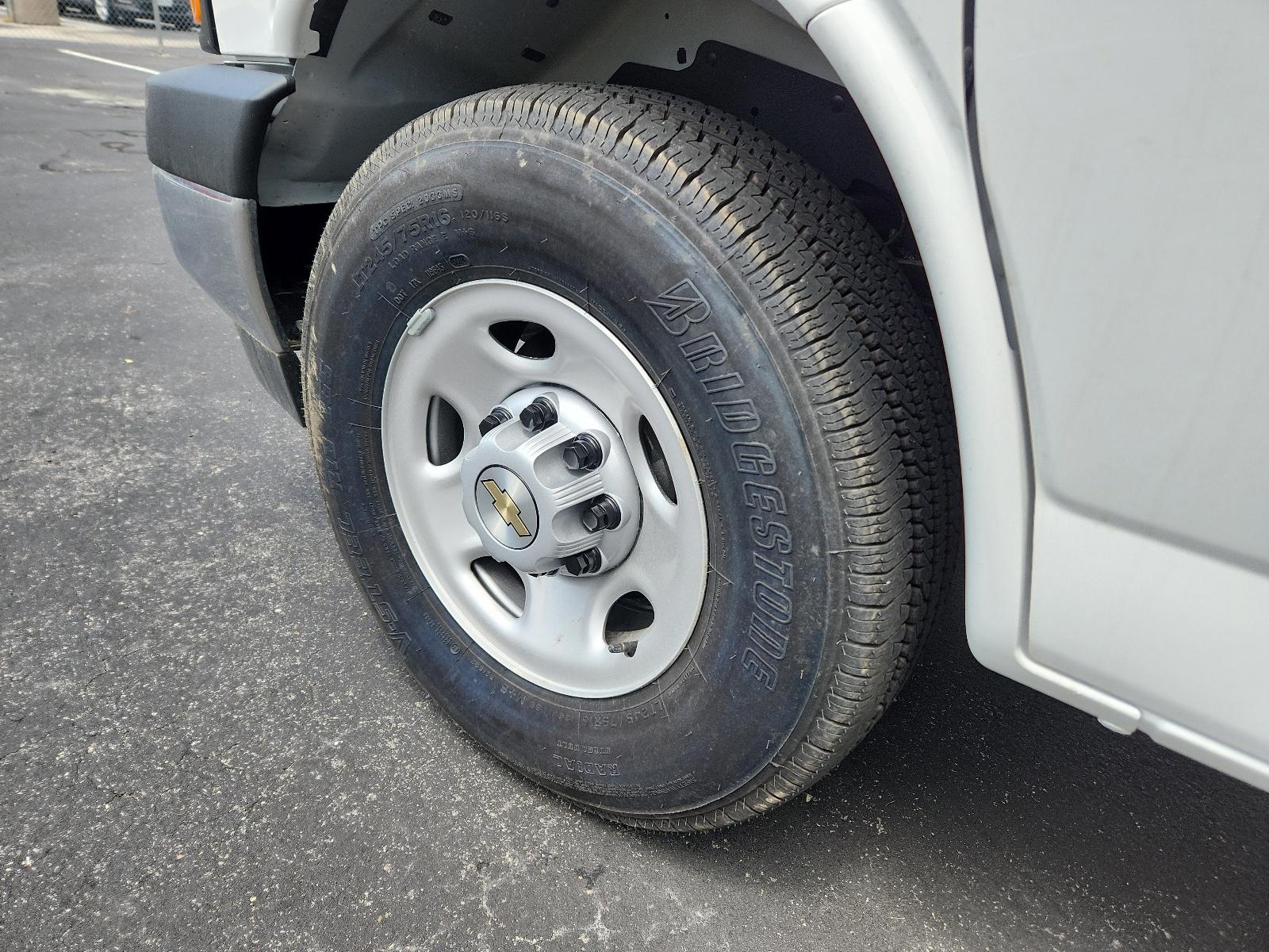 2025 Chevrolet Express Cutaway 3500 Vehicle Photo in GEORGETOWN, TX 78626-7508