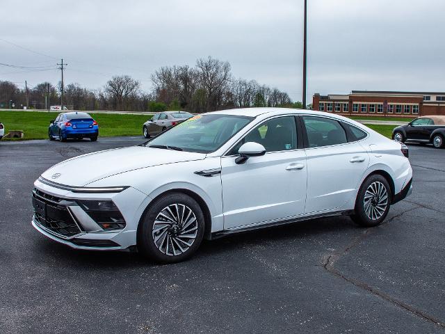 2024 Hyundai Sonata Hybrid Vehicle Photo in MADISON, IN 47250-1611