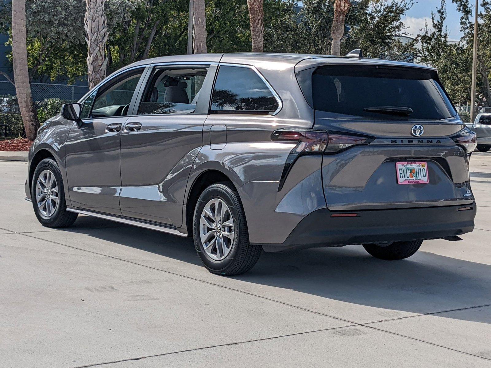 2024 Toyota Sienna Vehicle Photo in Davie, FL 33331