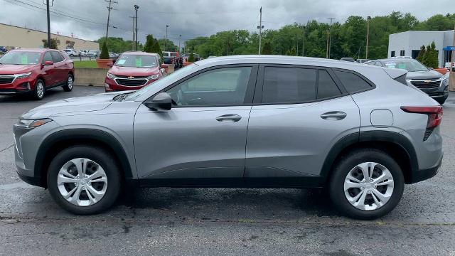 2024 Chevrolet Trax Vehicle Photo in MOON TOWNSHIP, PA 15108-2571