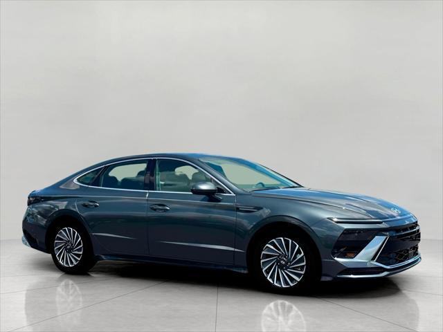 2025 Hyundai SONATA Hybrid Vehicle Photo in Green Bay, WI 54304