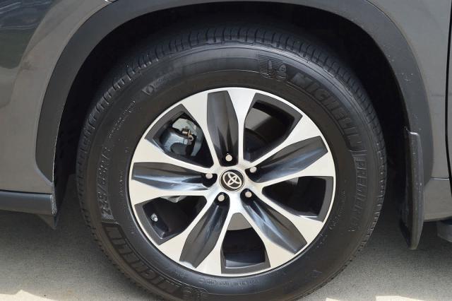 2024 Toyota Highlander Vehicle Photo in Houston, TX 77090