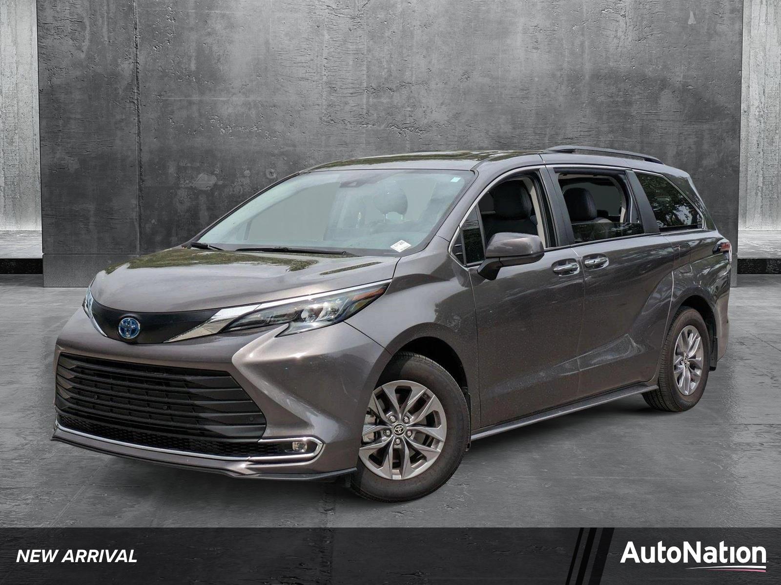 2024 Toyota Sienna Vehicle Photo in Coconut Creek, FL 33073