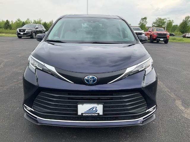 2021 Toyota Sienna Vehicle Photo in Oshkosh, WI 54904
