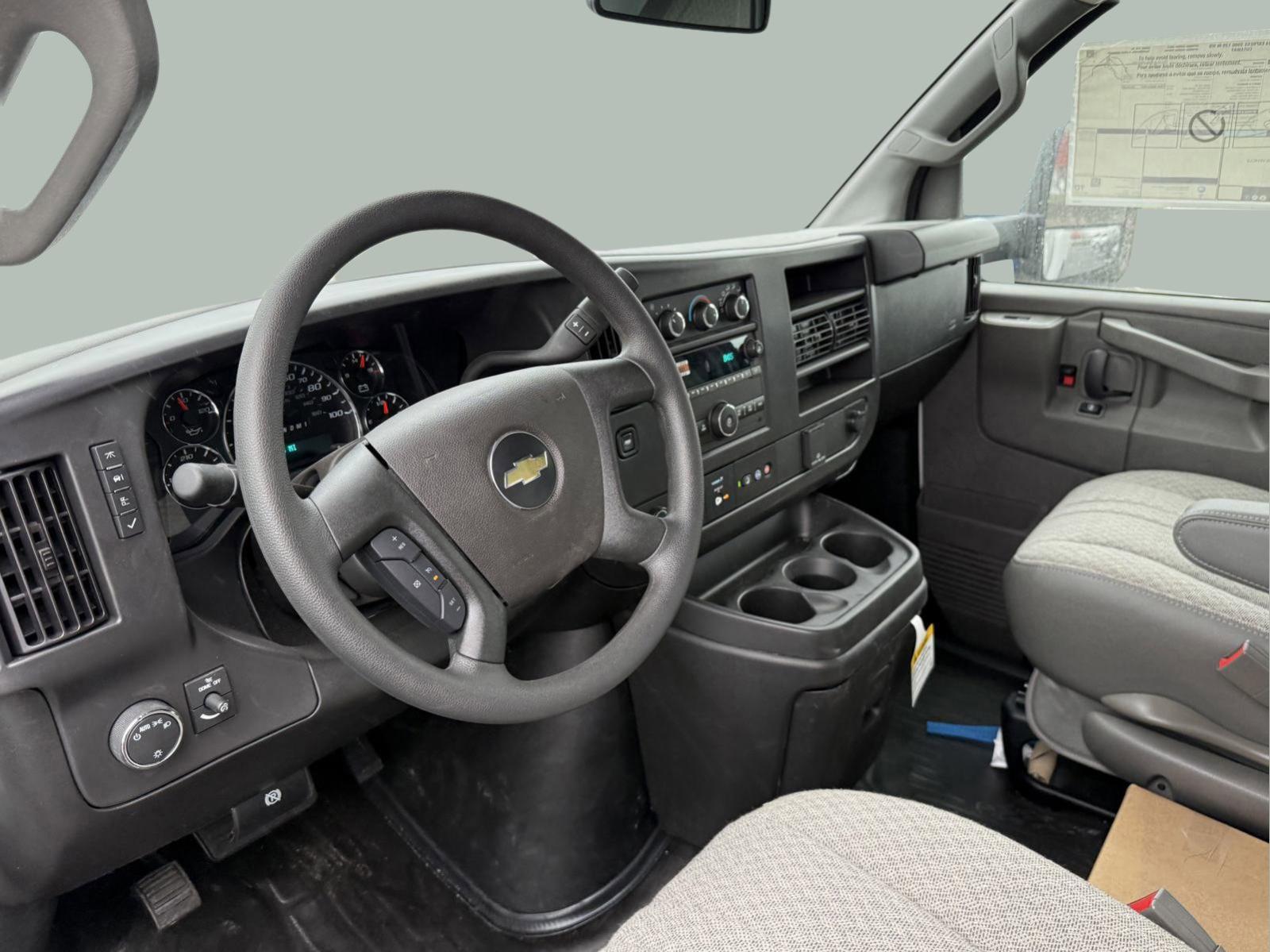 2024 Chevrolet Express Cutaway 3500 Vehicle Photo in GEORGETOWN, TX 78626-7508