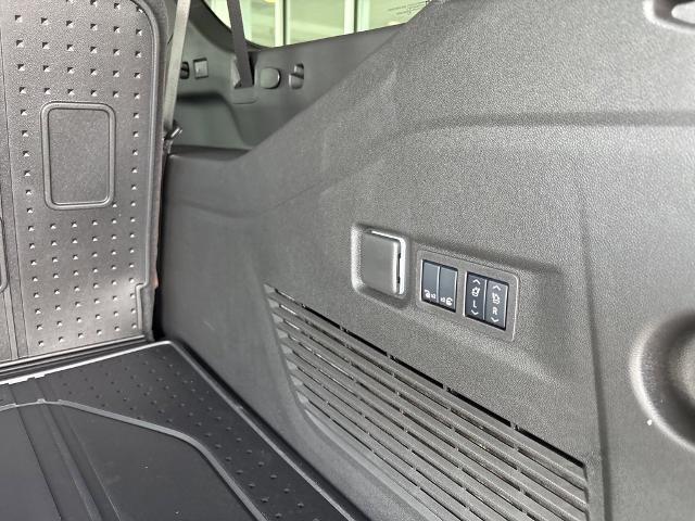 2025 Chevrolet Suburban Vehicle Photo in MANHATTAN, KS 66502-5036