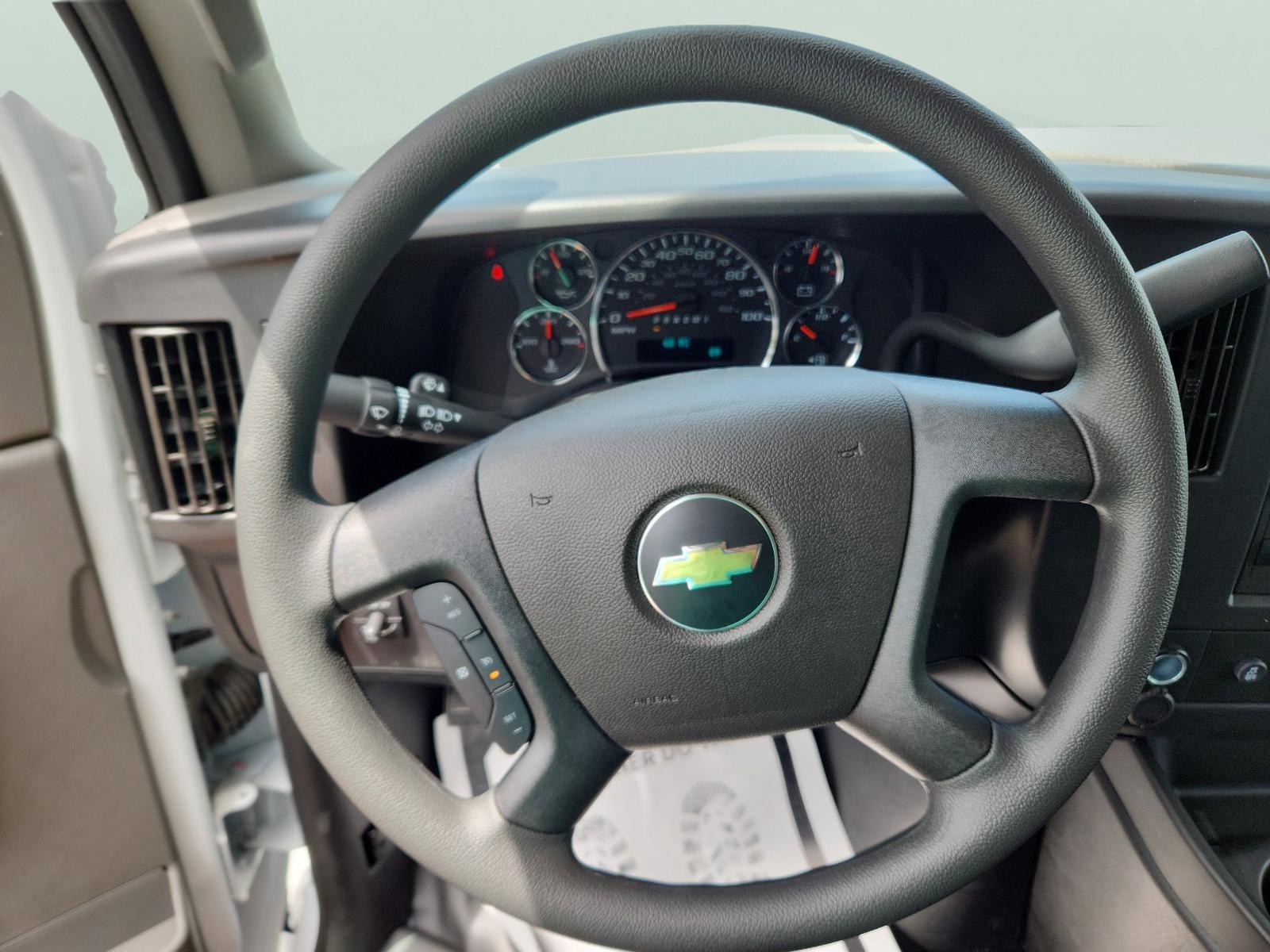 2025 Chevrolet Express Cutaway 3500 Vehicle Photo in GEORGETOWN, TX 78626-7508