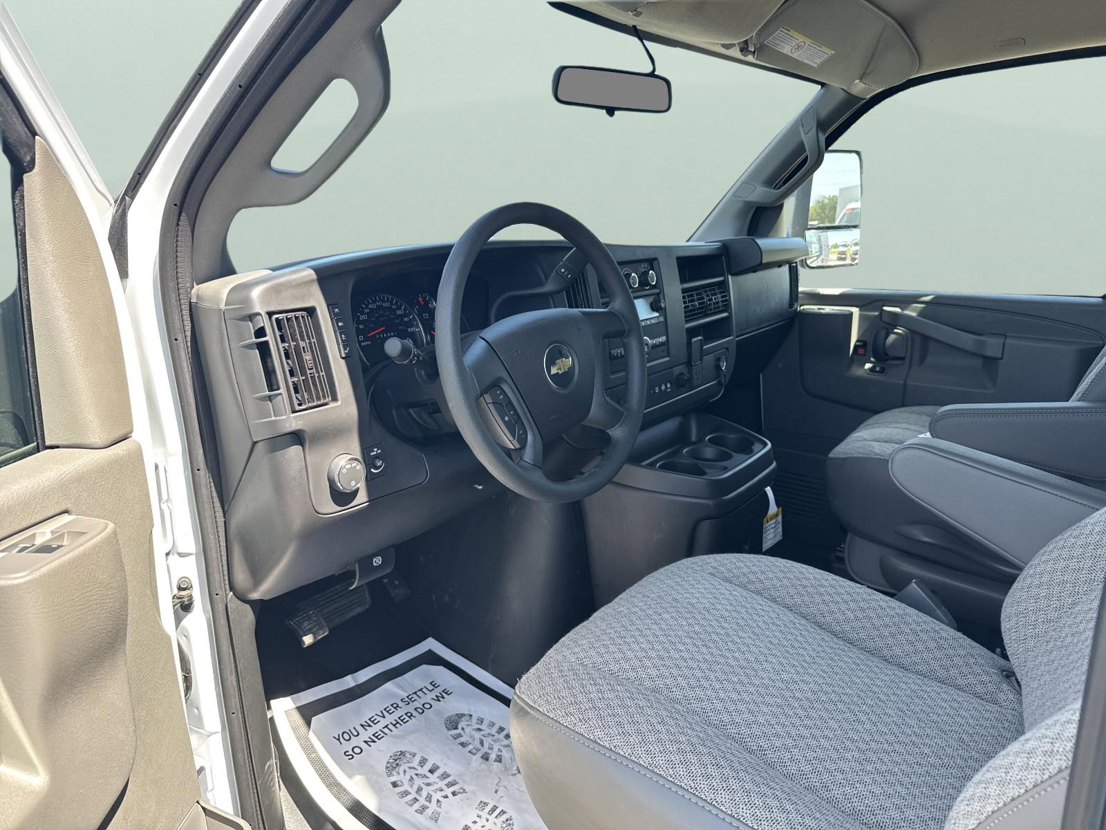 2025 Chevrolet Express Cutaway 3500 Vehicle Photo in GEORGETOWN, TX 78626-7508
