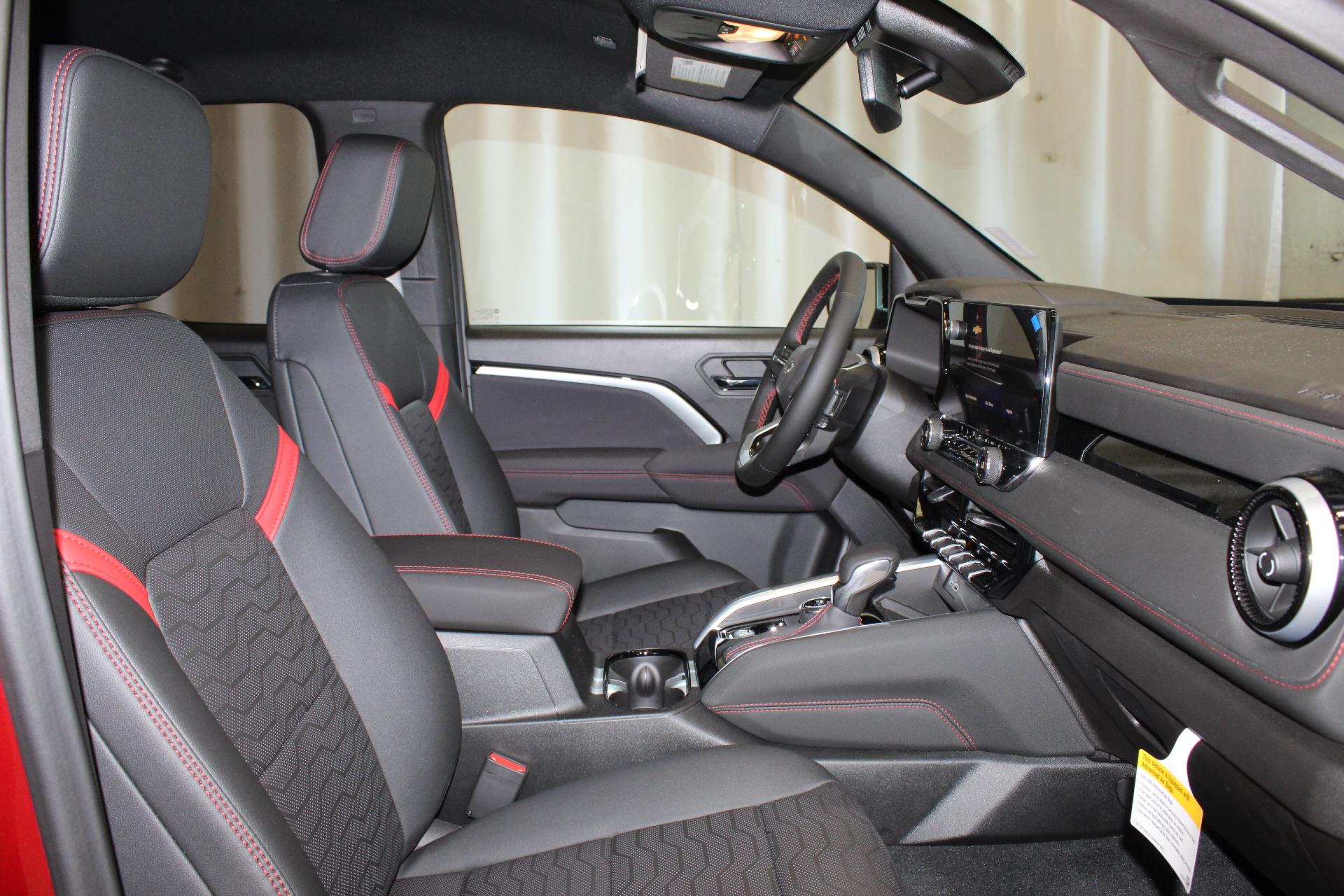 2025 Chevrolet Colorado Vehicle Photo in NORTHAMPTON, MA 01060-1120