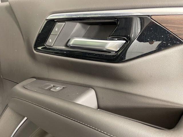 2025 Chevrolet Suburban Vehicle Photo in PHOENIX, AZ 85014-3381