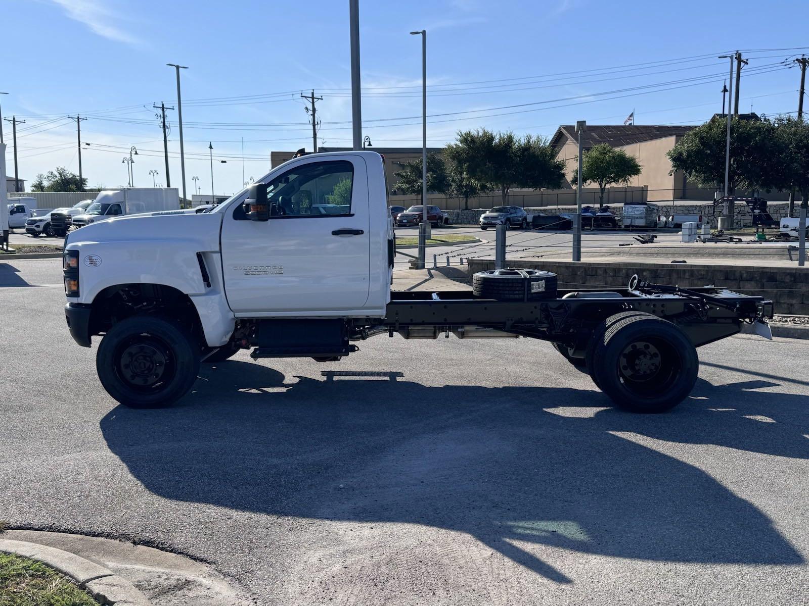 2024 Chevrolet Silverado 5500 HD Vehicle Photo in GEORGETOWN, TX 78626-7508